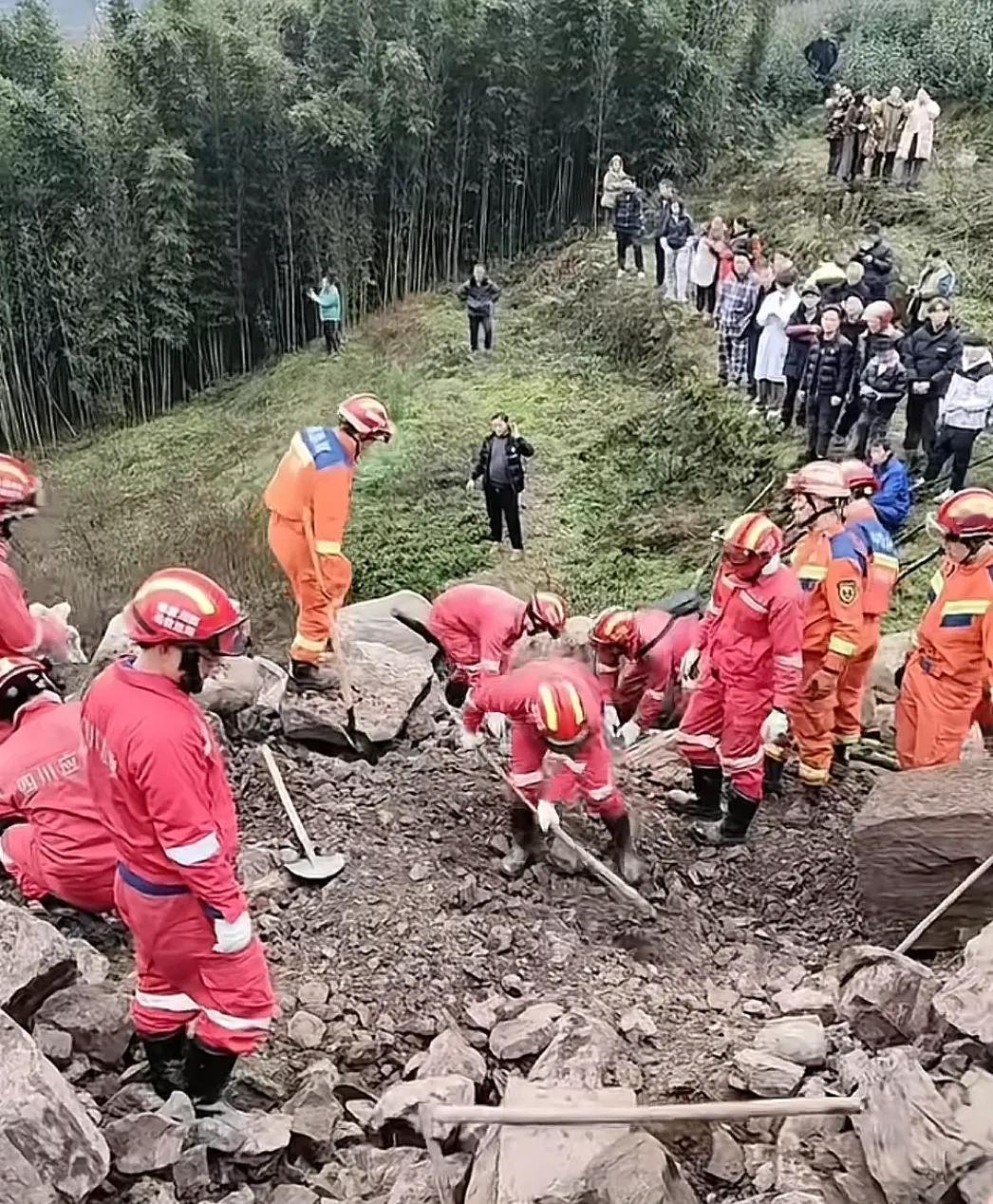 很多农村其实都是依山而建的，很多农村房子就盖在山脚下，看到这种灾难发生确实有些害