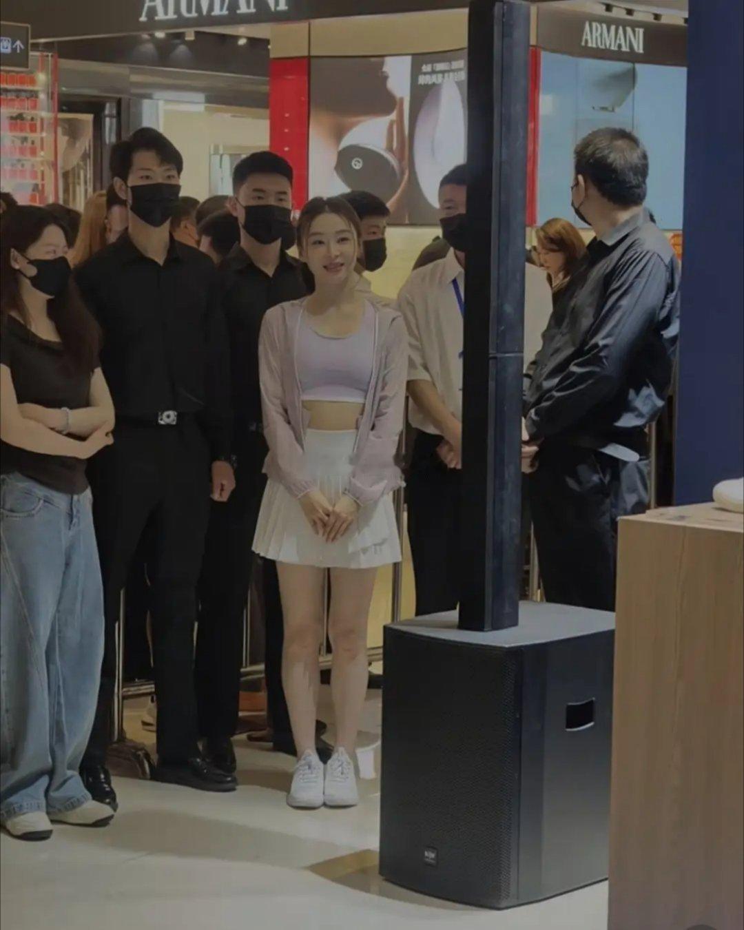 袁姗姗现身线下活动，短裙勾勒出结实有力的美腿，肌肉紧致，气质温柔动人。