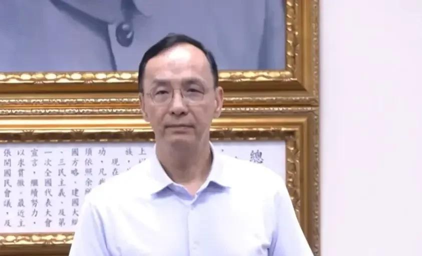 朱立伦就是成事不足，败事有余。朱立伦昨日在中常会上公开表示：双方（蓝绿）各退一