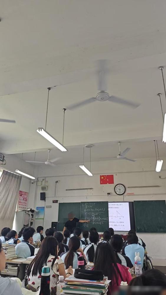 到了高中，你会发现：普通班语文成绩大都在95分-105分之间，数学和英语成绩大都
