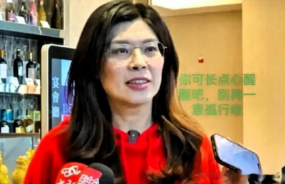 国台办的这份回应，直白得毫不留情，彻底揭穿了所谓“平起平坐”的荒唐可笑，也捍卫了