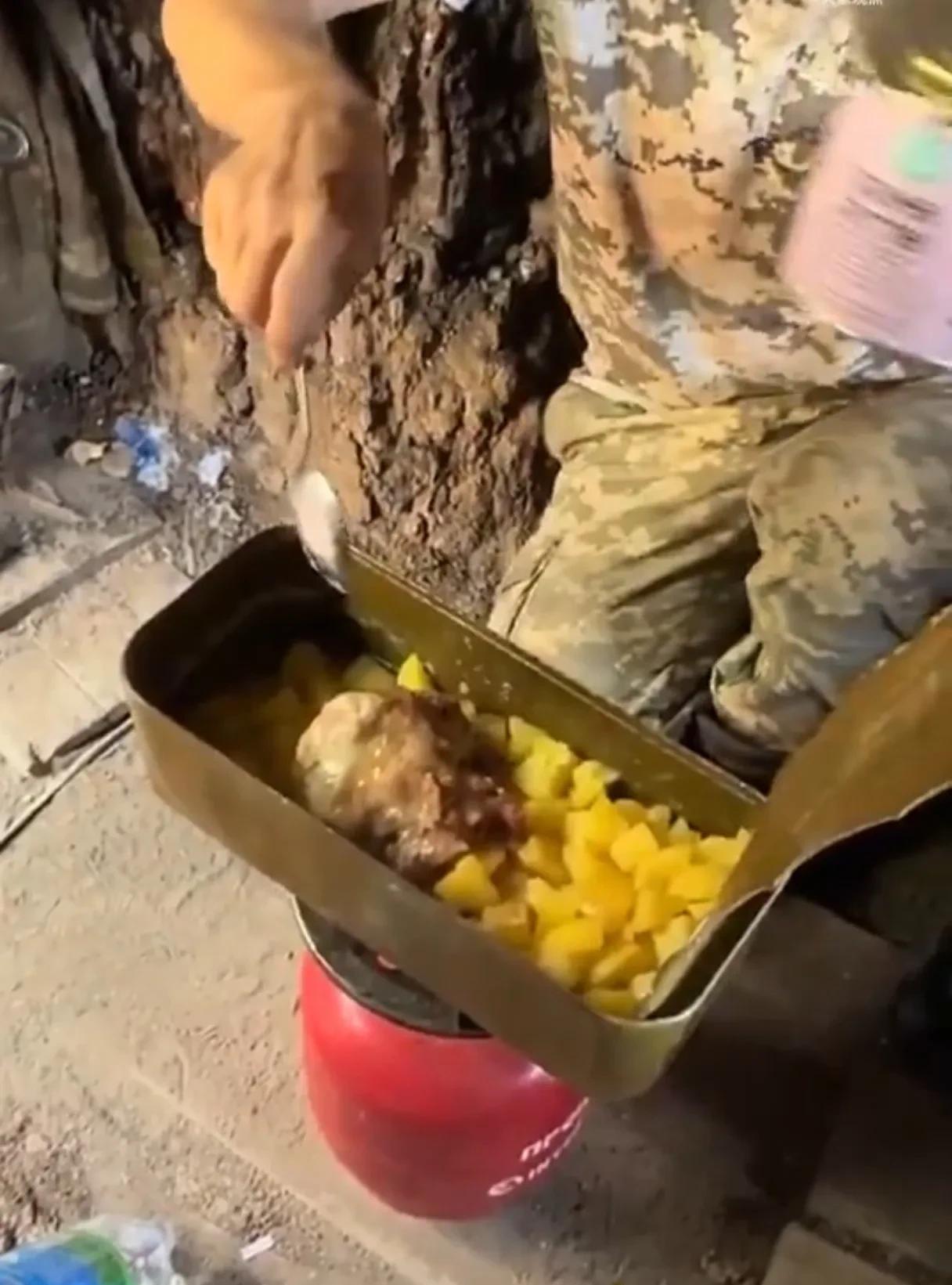 俩乌军在战壕里吃土豆烧肉，吃一顿少一顿了……这两名乌军打开了他们剩余的唯一一盒
