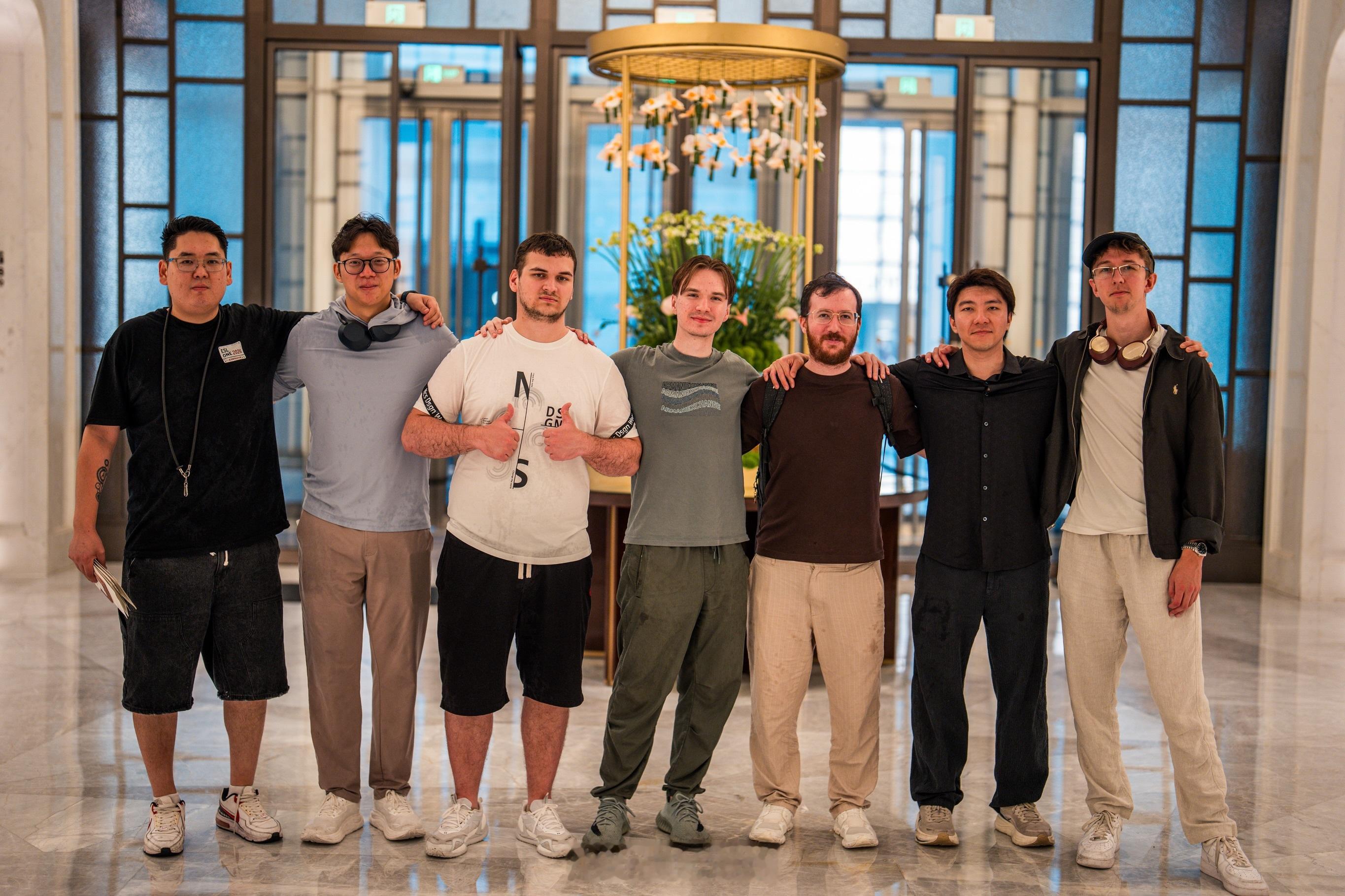 Ti15的十六支队伍已经悉数到达上海今年谁能在上海举起不朽神盾呢！ti15dot