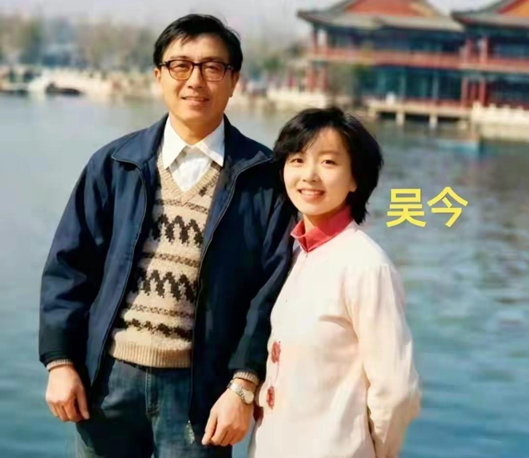 一对白发老人蹲在两块墓碑前，慢慢擦拭着碑上的灰尘。吴今的墓碑上，刻着“令令”两