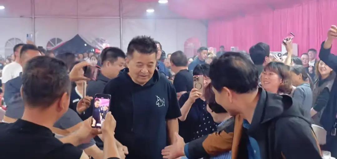67岁的老毕罕见现身江苏泰州，为70岁老人祝寿，出场费20多万！就在昨天（5月