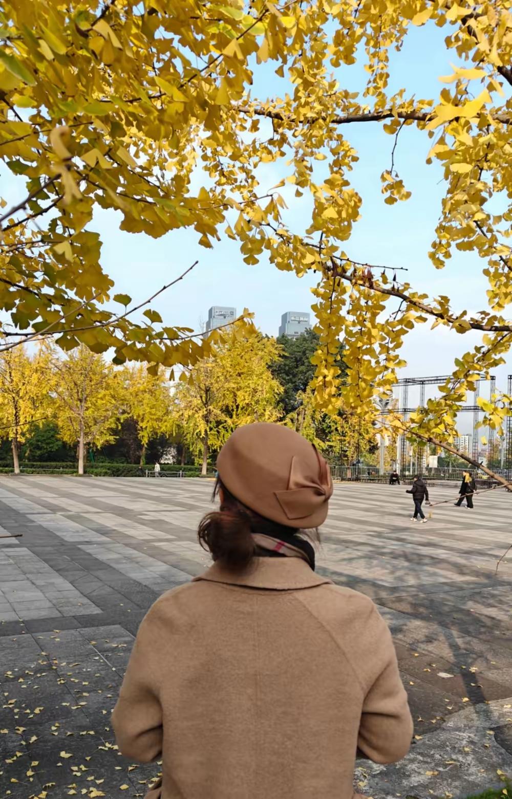 表姐来我家，一进门就捂着脸掉眼泪，说自己快撑不住了！55岁的她还有俩月就退休了，