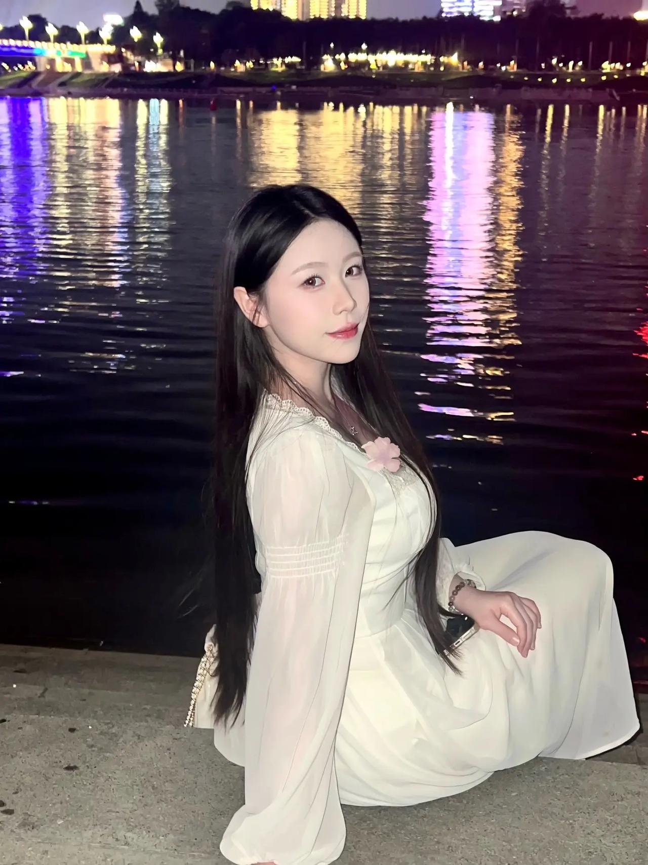 “山有木兮那木有枝心悦君兮啊君不知”爆料如何只用一个四字成语形容女人的美