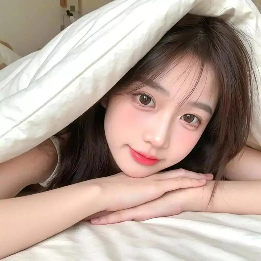 宅家也能美美哒，元气少女在床上自拍💕温柔床榻自拍少女卧室照粉色睡衣自拍休