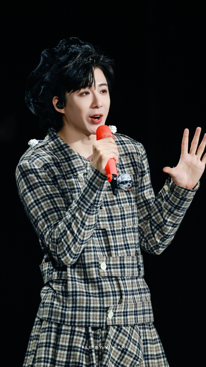 1.Baby已经重组了自己的工作团队，并且从其他女星那里挖来了核心工作人员，初步