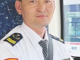 5月20日下午的青岛街头，惊险的一幕毫无征兆地发生了。一辆黑色SUV在路口与侧方