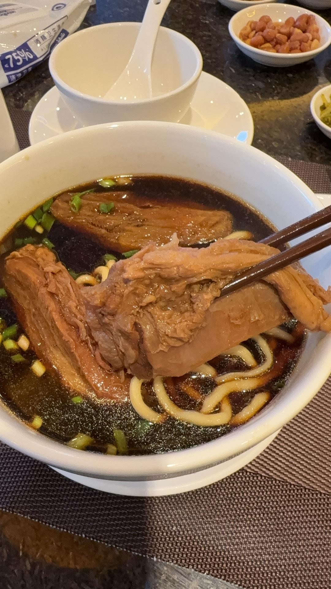 去吃一碗真正的台湾牛肉面，三块大大的牛肉，售价¥88，虽然有点小贵，但是那块