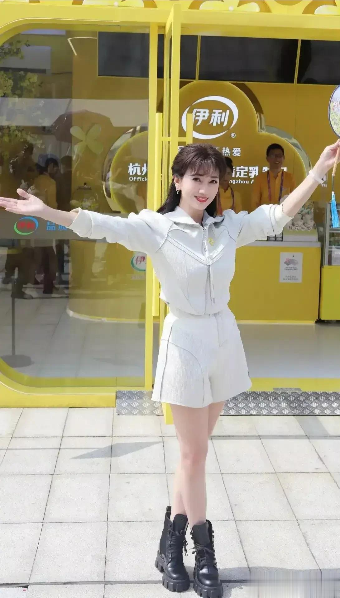 这哪里是一个70多岁的老奶奶赵雅芝，说她是一个18岁的小姑娘也不为过