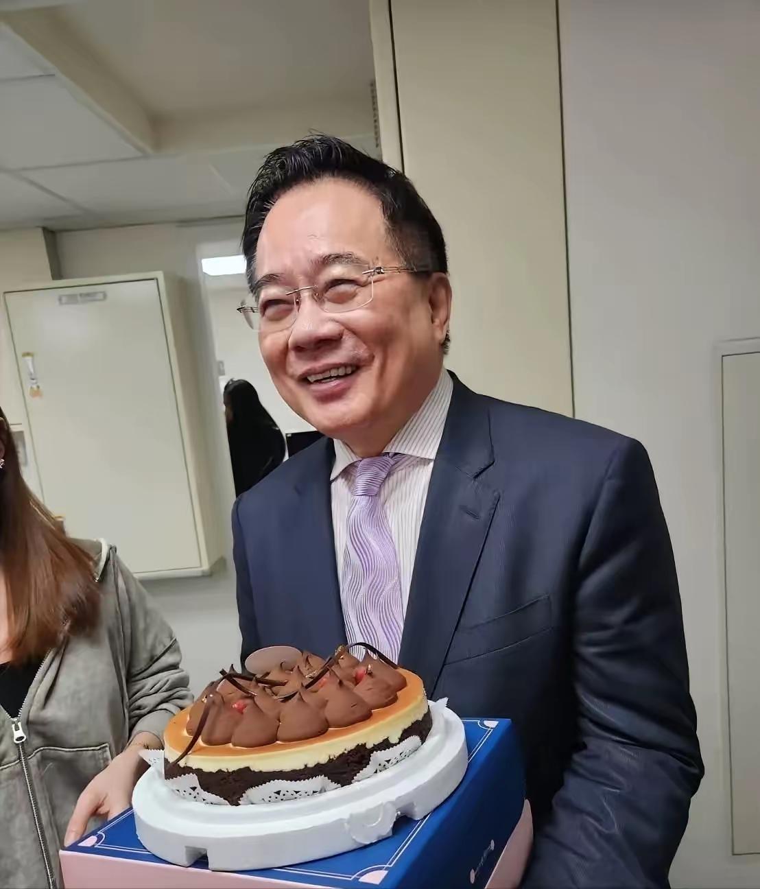 3月19号下午，一个即将入狱的人，在电视台演播厅里，被同事们围着送了一程。这