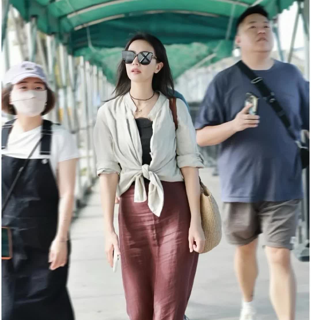 高圆圆私服大公开！从街拍不难看出，她非常喜欢简约的单品。夏季喜欢天然的棉麻材