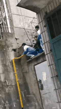 自古英雄出少年，长大都是消防员！看到这视频，就想起我们自己的童年。我们