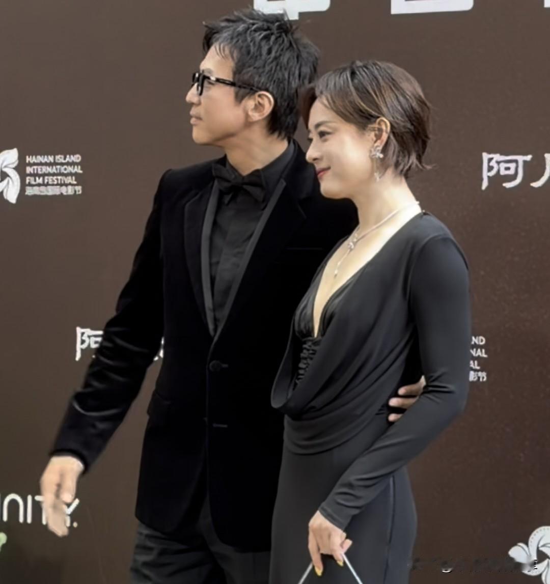 自律真的有用不信你看孙俪昨天和老公邓超的一张活动照绝了！她一张活动照流出