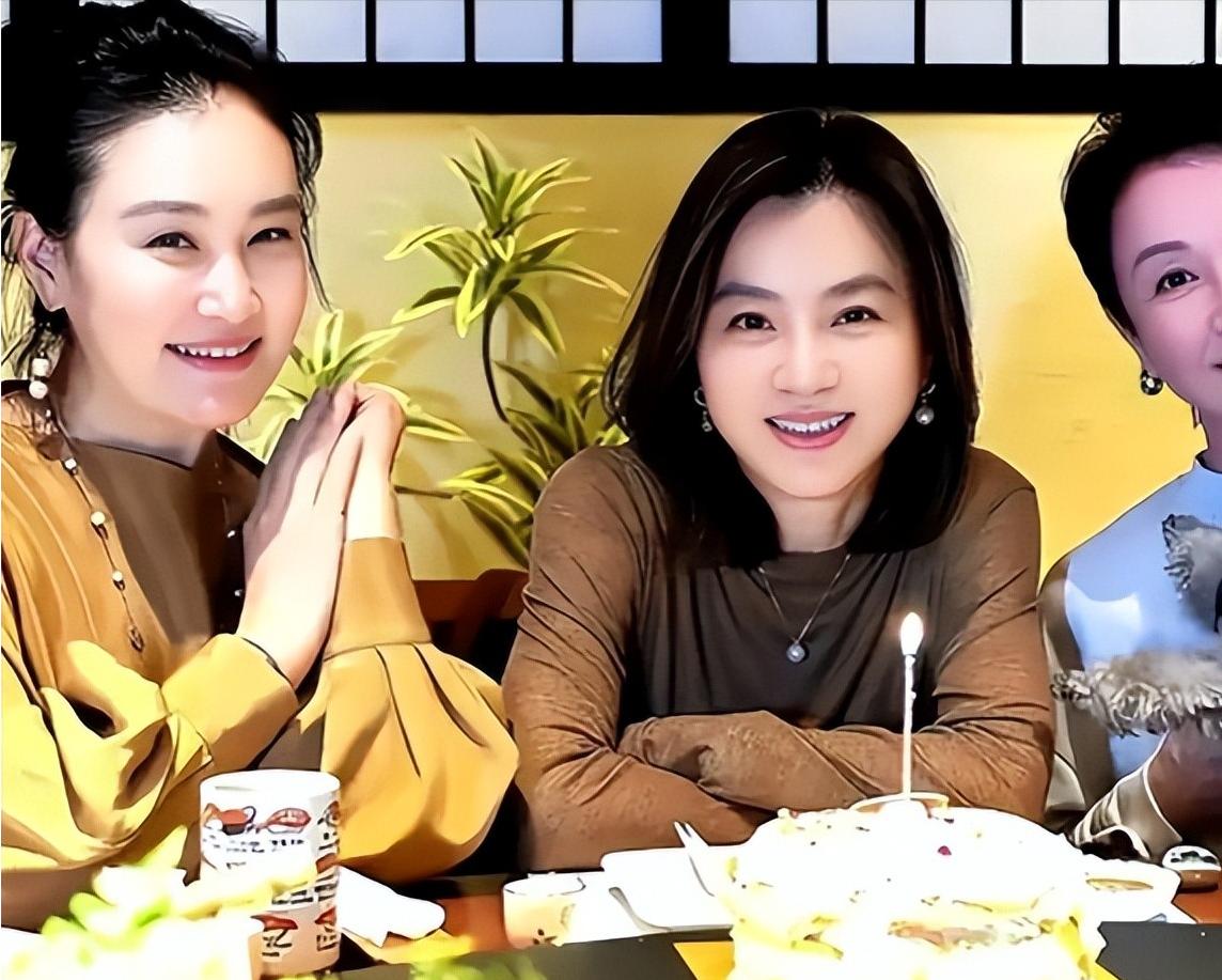 59岁的傅艺伟站在北京公墓里，亲手把儿子的骨灰盒放进墓穴，旁边站着她离异多年的前