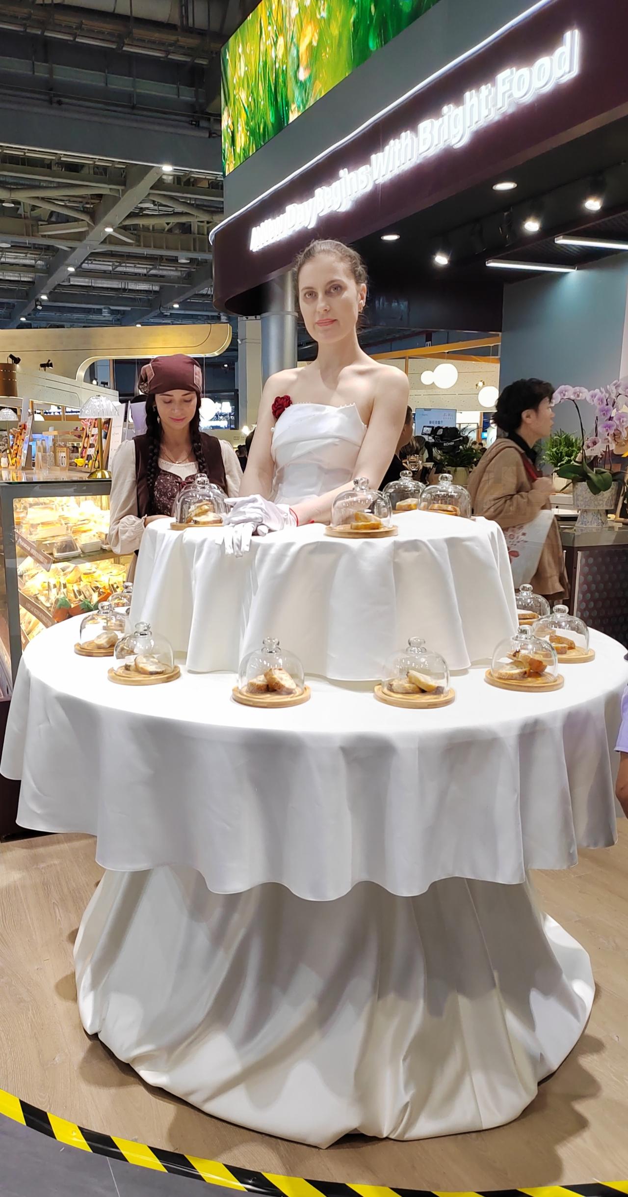 在地铁上，一个中国女孩和她的外国男友举止很亲密，两人年纪相仿，都是二十多岁的样子