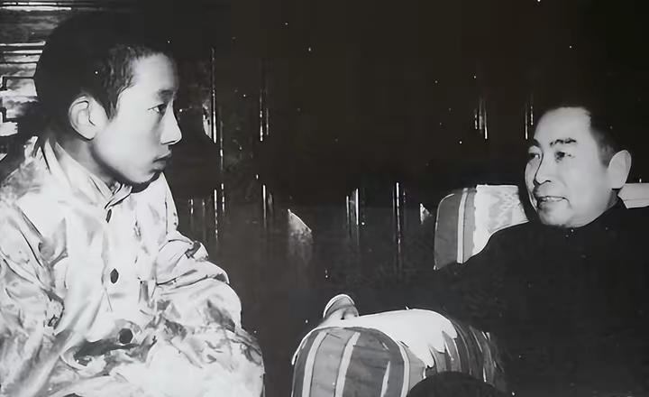 下图是十四世达赖和周总理的一张抓拍照，时间是1956年，当年，十四世达赖年21岁