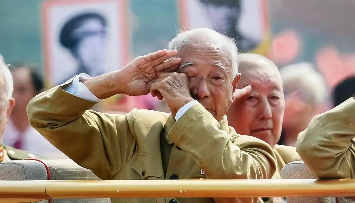 这一敬，敬出岁月的重量在阅兵式那令人心潮澎湃的时刻，天安门城楼上，几位头发