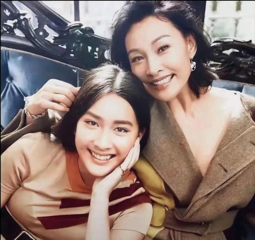 陈冲和她的女儿近照，女儿继承了陈冲的美貌，就是有些欧化。陈冲演技封神陈冲出