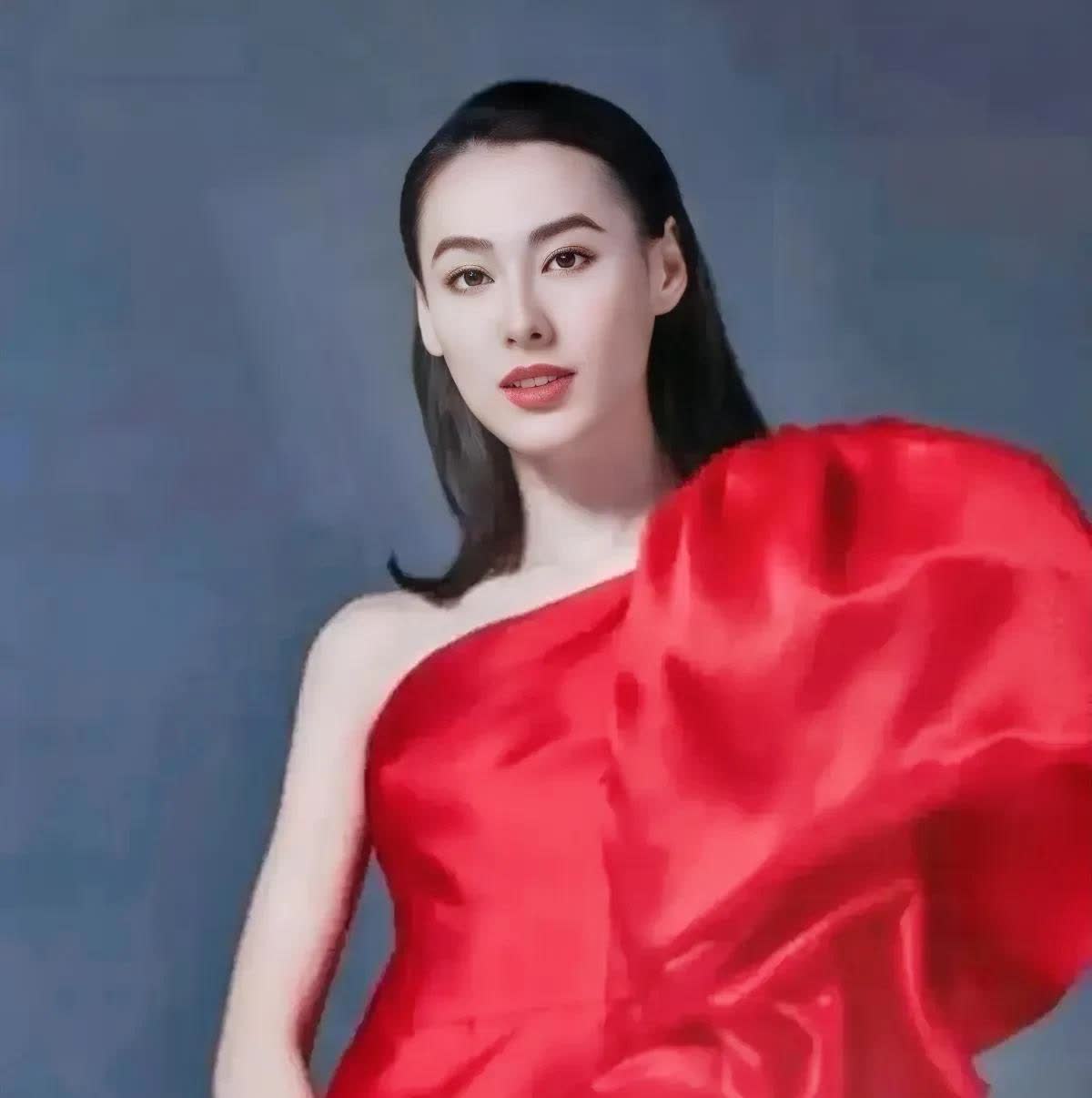 李泽楷终于想清楚了现在孩子们都大了梁洛施再也不用为他守身如玉了。