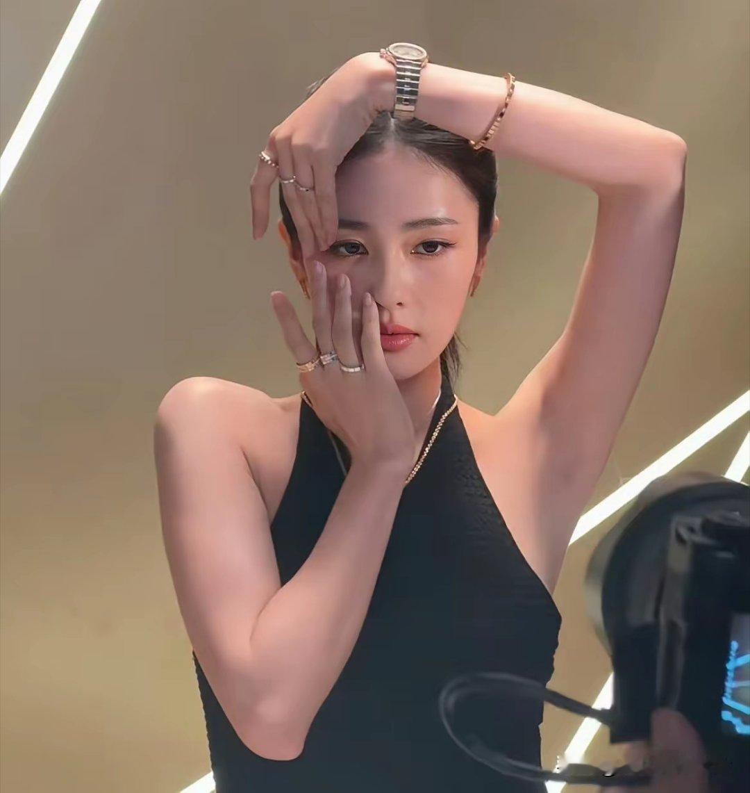 白鹿也算顶流了，为什么没有奢牌代言呢？看了下面两张图什么都能明白了，四个字：毫无