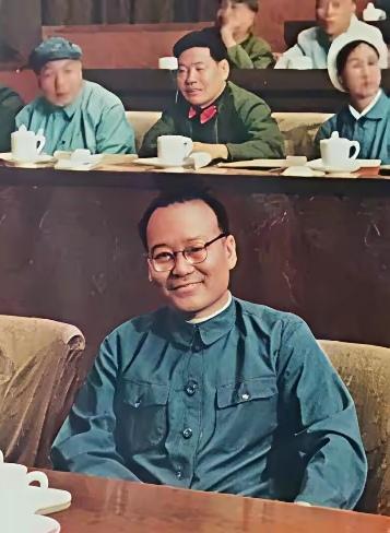虽然，毛主席大纪登奎30岁，但毛主席却在大家面前称他是“我的老朋友”。那时，毛主
