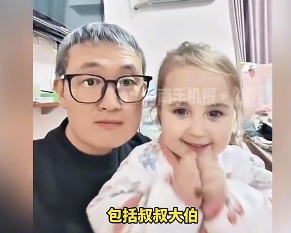 “刚开始我以为抱错了！”苏州一对土生土长的小两口，生下了一个洋女娃，一头灰金色