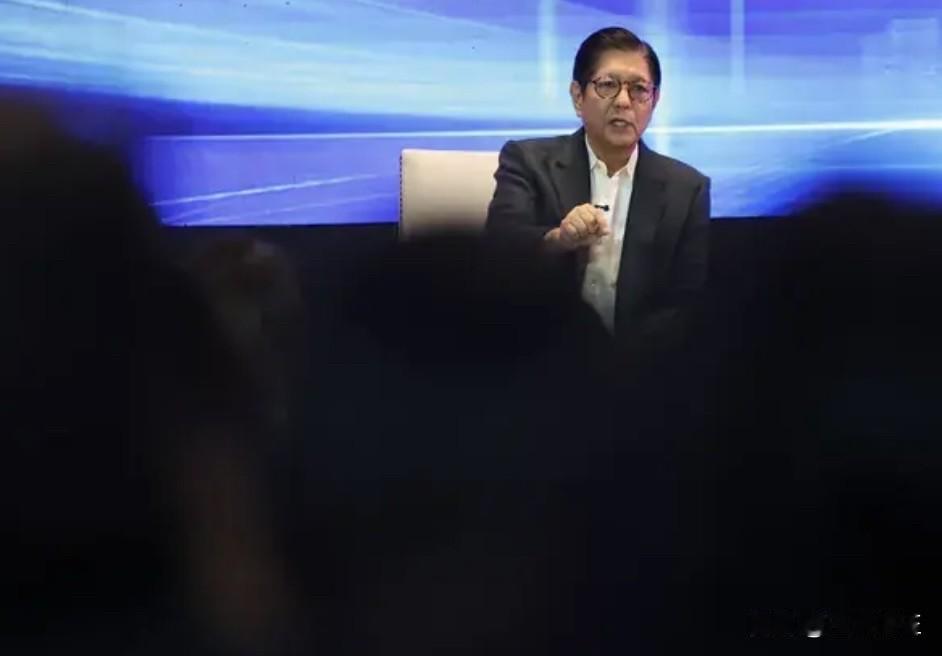 周日，面对一段菲律宾总统小费迪南德·马科斯在夫人莉扎·阿兰内塔·马科斯生日宴上唱