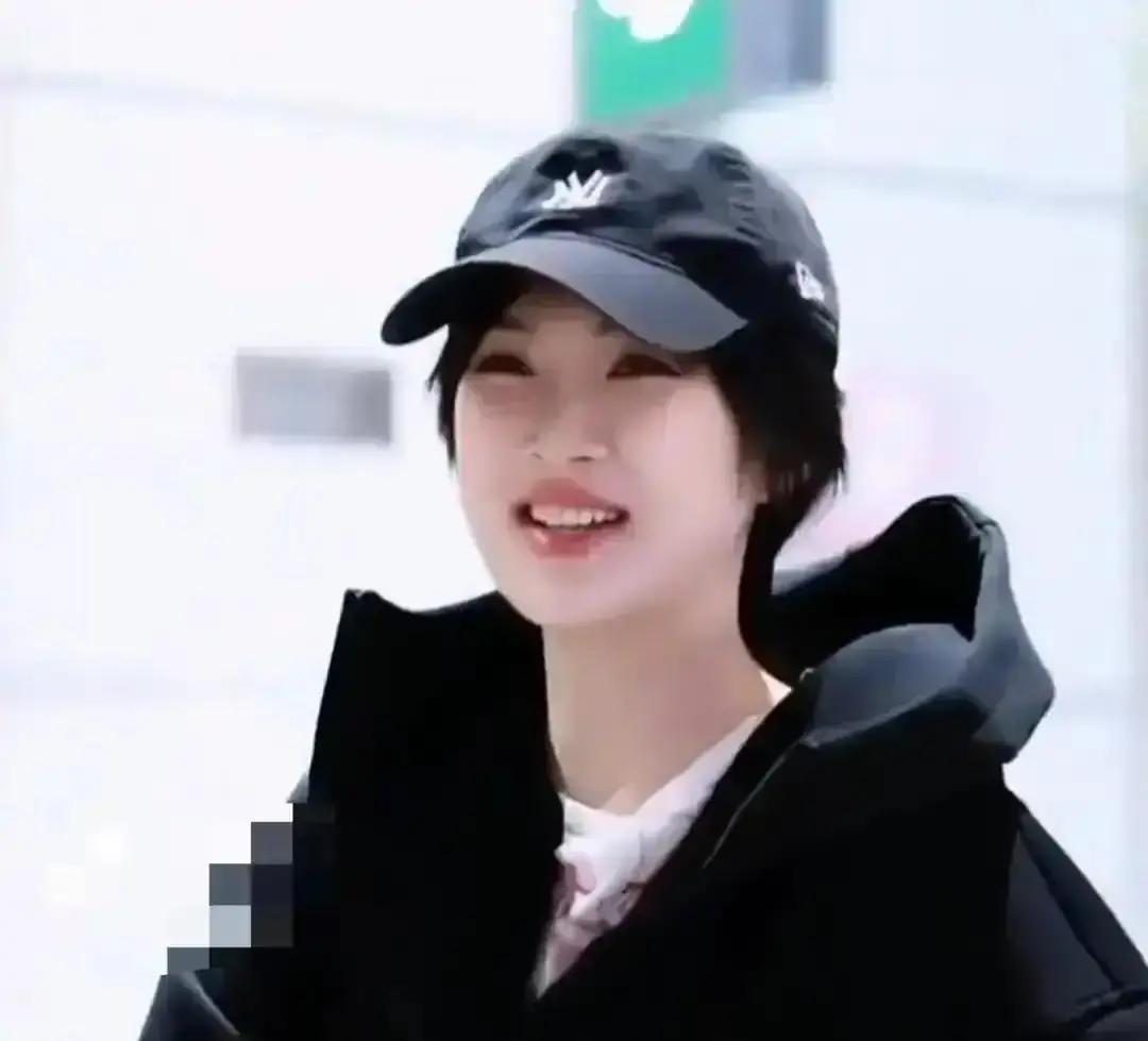 姚安娜拍戏拍到第三个月，突然甩出五万块要给全组30人加餐，从场务到灯光全请去高档