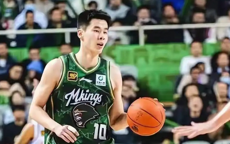 “一失足成千古恨！”联赛本土得分王小郭遗憾落选男篮国家队集训大名单，是意料之外