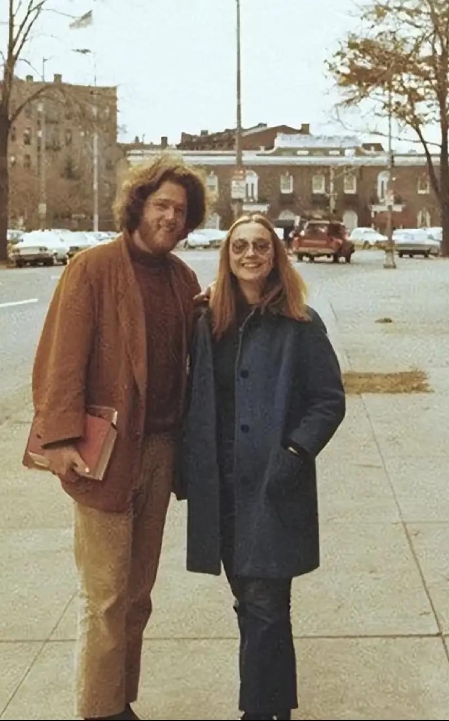 25岁的克林顿蓄着浓密的络腮胡子，留着棕色大卷发，形象狂野又带文艺范儿；他右手拿