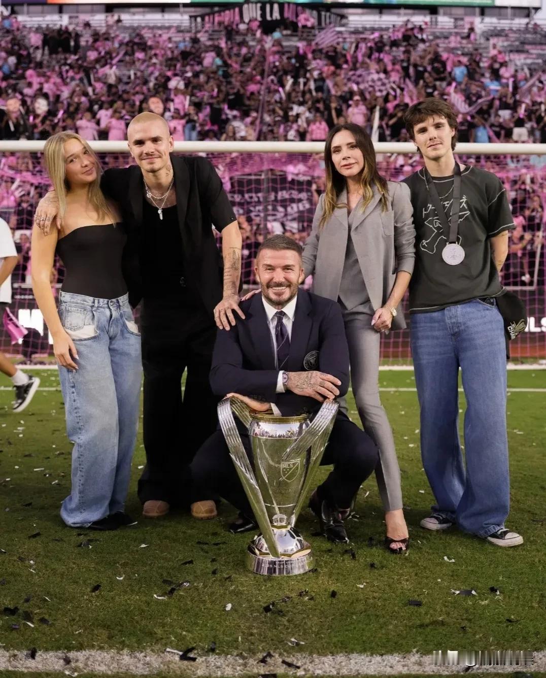 著名球星贝克汉姆，晒赛场上家庭合照，庆祝在2025美职联赛上拿得冠军。贝克汉姆