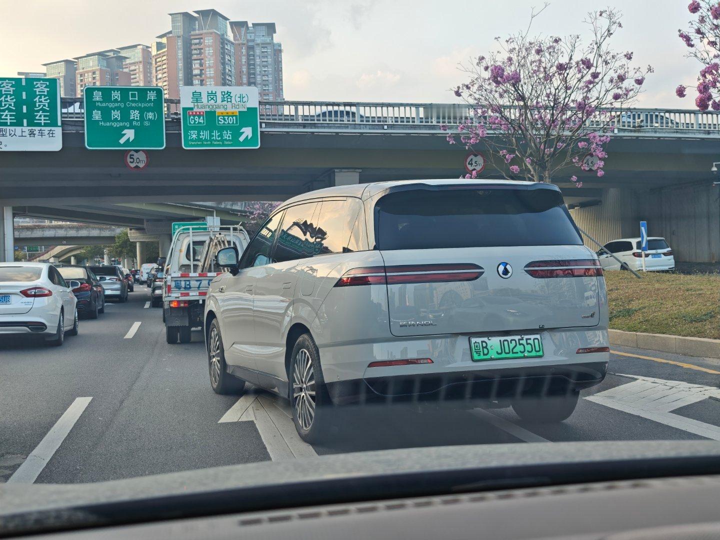 感觉腾势n8l的块头感还得挺明显的啊，5米2的车长，1米82车高靠近原来是这个