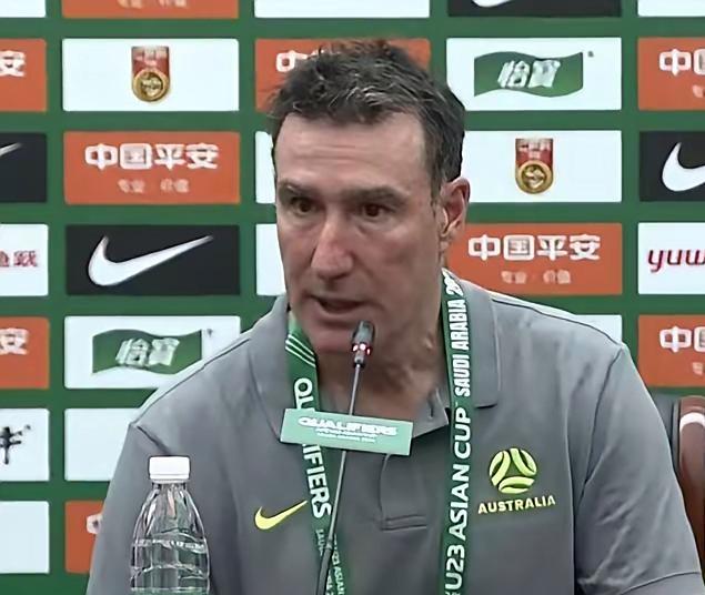 【澳大利亚主帅：比赛非常艰难】在澳大利亚与国足0-0握手言和，双双晋级明年的U
