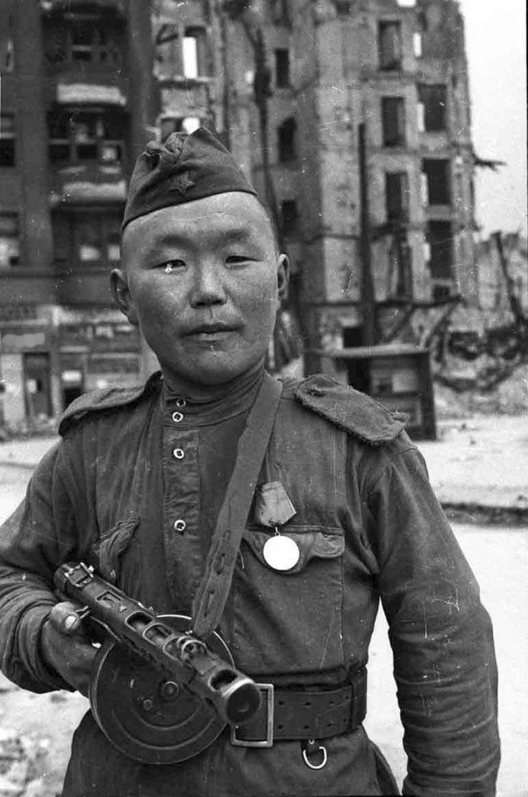 1941年苏联将大约11个经验丰富的西伯利亚师从远东地区调往莫斯科的事件。间谍理