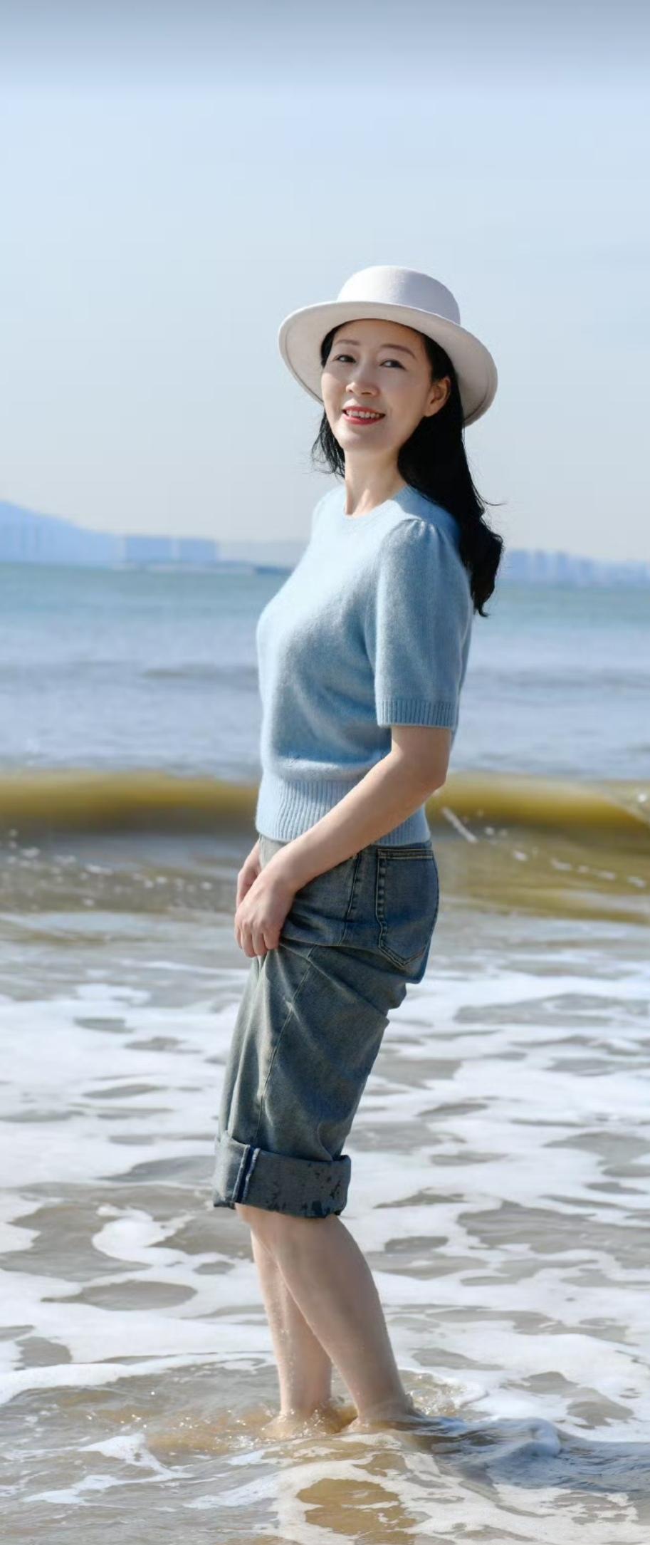 碧海潮生处，笑语逐浪飞。