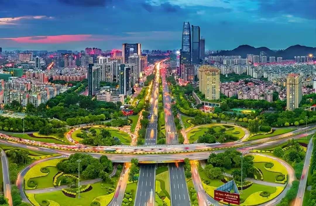 东莞没市中心，工厂比楼多，人挤在镇里不挪窝。2025年它GDP破1.27万亿，