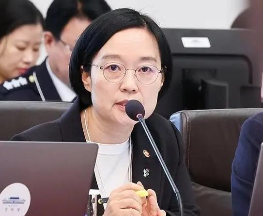 7月1日当天，李在明在青瓦台亲手向韩圣淑颁发了任命状，韩圣淑正式成为韩国第50任