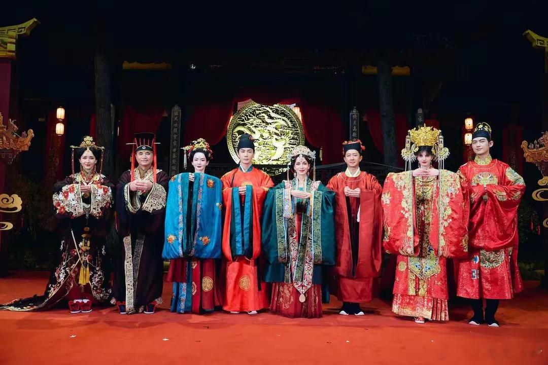韩庚夫妇穿中式婚服拍写真，卢靖姗孕相不明显，41岁韩庚发量堪忧！！！​​​