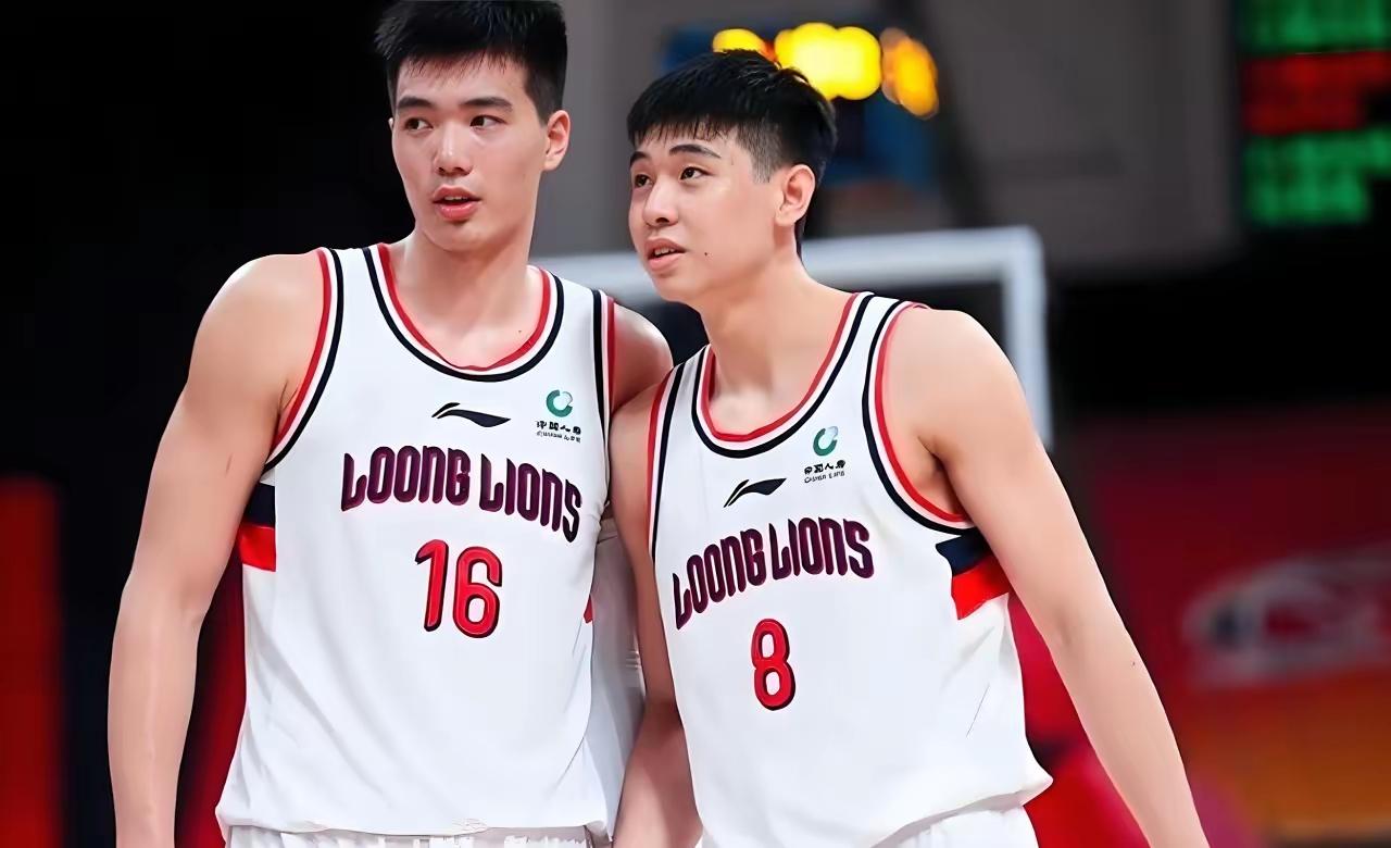 中国男篮去年亚洲杯差点夺冠，现在打成这个模样！？我们外线和锋线都不错，为啥非得带