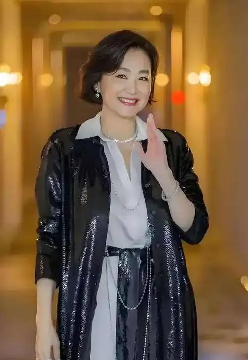 1994年，40岁的林青霞选择下嫁富豪邢李㷧，她的婚纱选择颇具传奇色彩。她一眼相