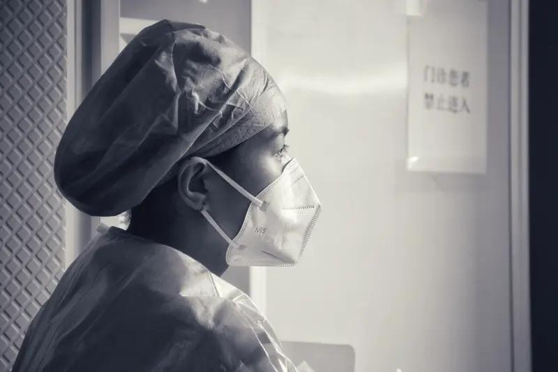 医疗腐败问题并非无解。很多人一提到医疗腐败，就把气撒在一线医护人员身上，这太冤了