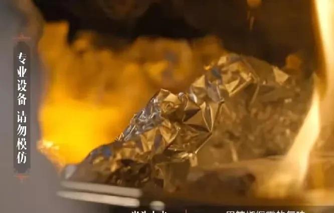 一名厨师在做菜时，直接把食材放进烤箱里倒油点火，让明火在烤箱里燃烧，谢霆锋看后一