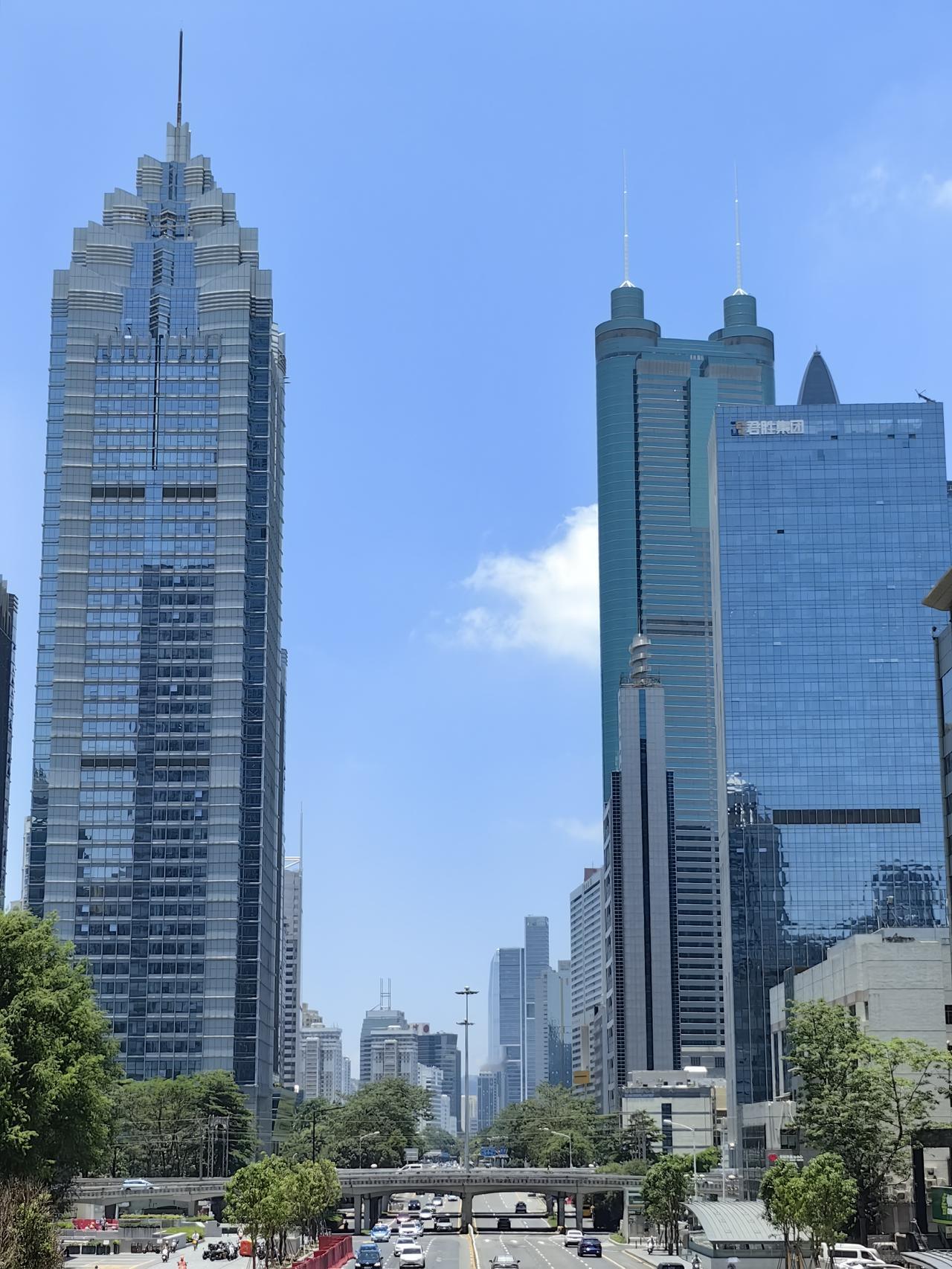 一个在深圳送了八年快递的河南老哥，38岁，没学历没背景，就靠一个快递站点，居然也