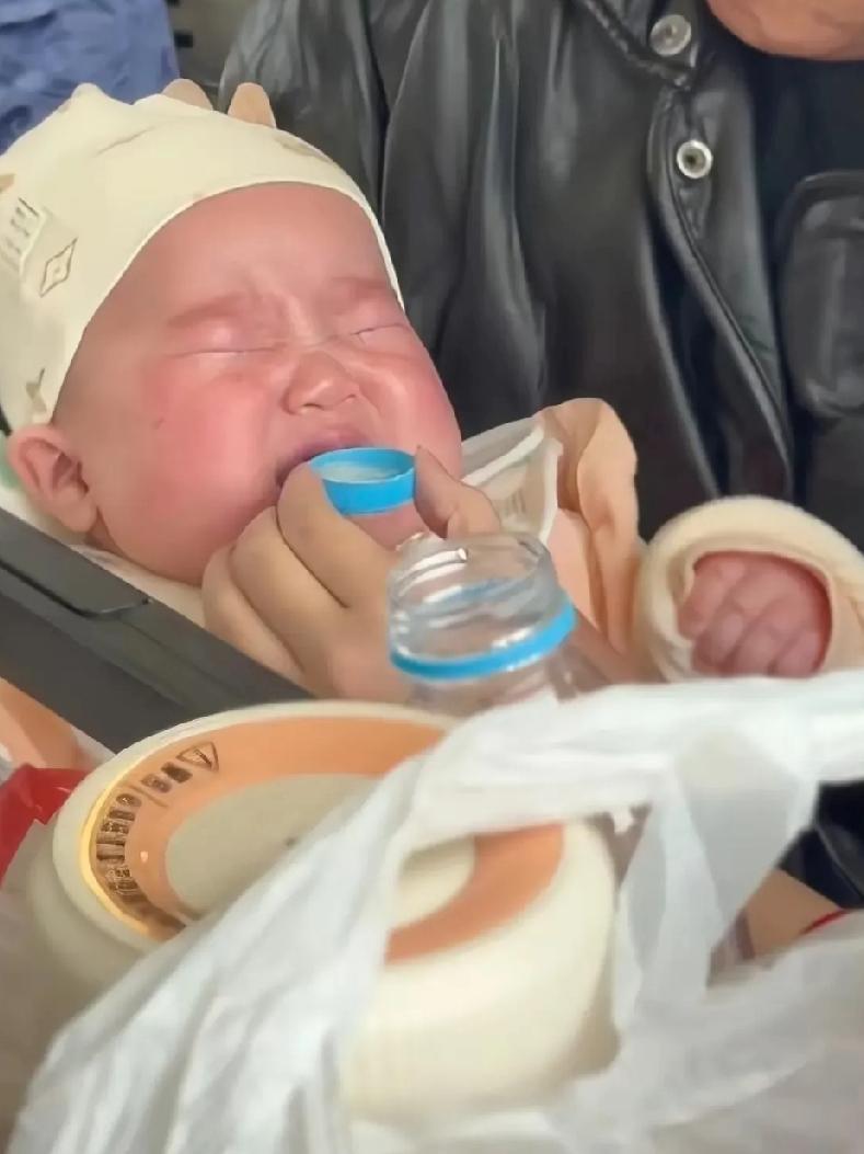 k234火车上，一名宝妈忘带奶瓶了，怀里的婴儿喝不到奶饿得哇哇直哭。宝妈急得都崩