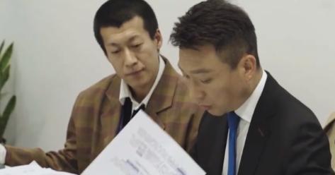 2020年，康辉在《新闻联播》直播中暂停了2秒钟时间调整了一下自己的耳机，这个动