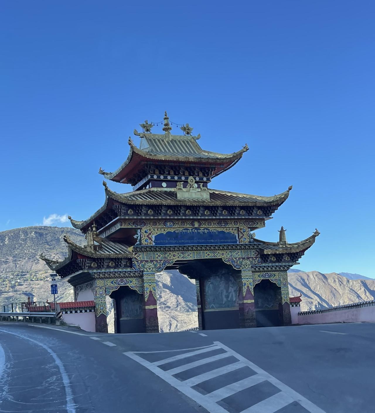 离开金沙江第一湾，沿214国道，经白马雪山，梅里雪山（远眺）来到飞来寺。图片为2