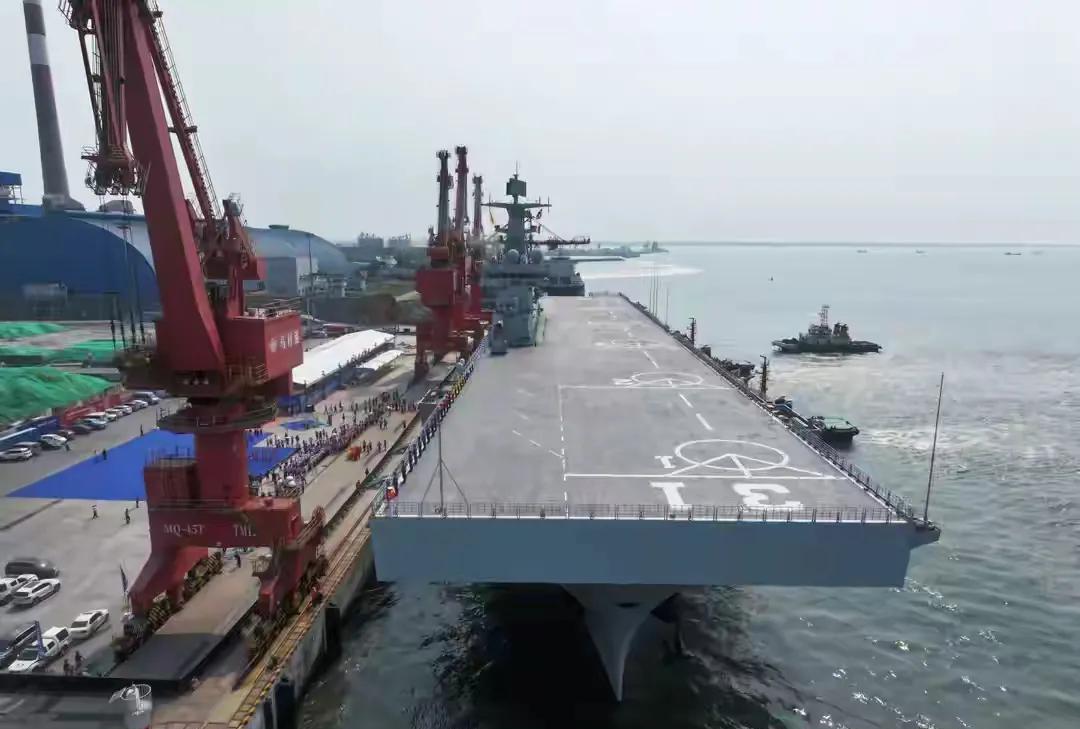 8月1日，南部战区海军官宣075型两栖攻击舰“湖北舰”入列，这消息太让人振奋了！